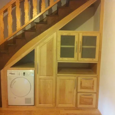 Agencement sous escalier en frêne