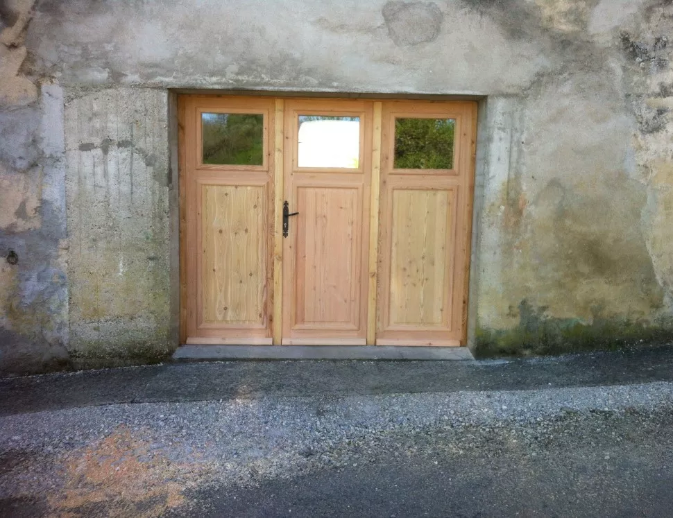 Porte de garage en mélèze isolé